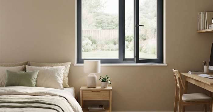 Fenêtre aluminium anthracite à deux vantaux dans une chambre