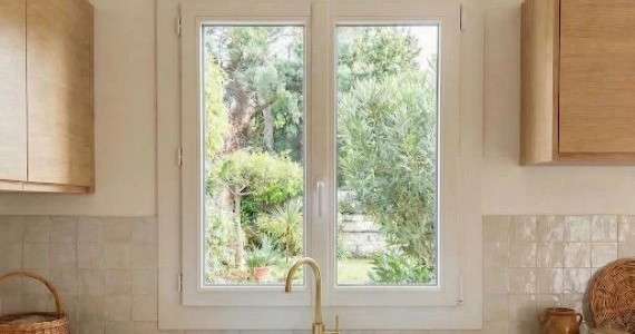 Fenetre double vitrage en PVC dans une cuisine