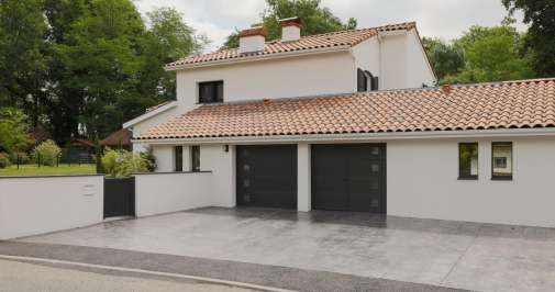 Étapes et astuces pour bien isoler une porte de garage sectionnelle