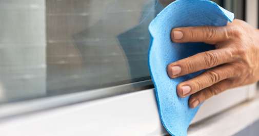 Comment nettoyer une fenêtre coulissante ? Techniques et astuces