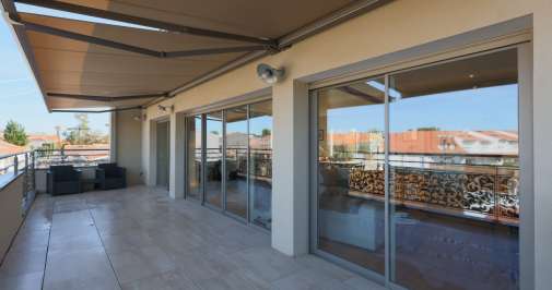 Choix d’une baie coulissante alu ou PVC : comparatif et conseils