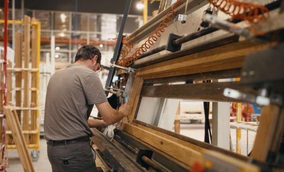 Artisan travaillant le bois dans une usine
