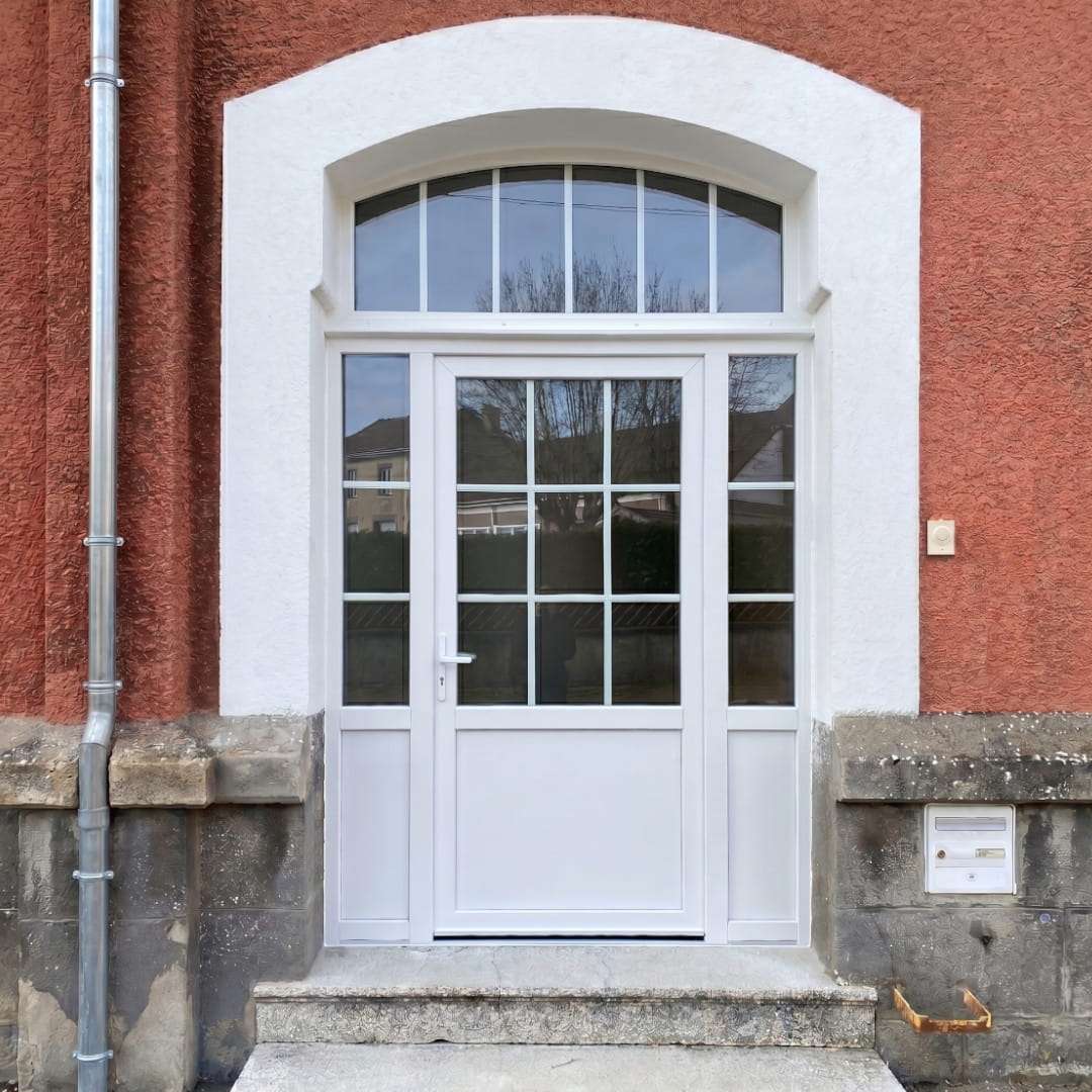 Porte d'entrée PVC avec composition latéraux, imposte, petit-bois vue de l'extérieur