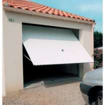 Porte de garage basculante débordante rainurée vue extérieure