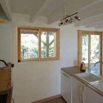 Fenêtre coulissante Bois 2 vantaux sur mesure vue depuis la cuisine