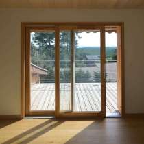 Baie coulissante bois 2 vantaux sur mesure vue depuis l'intérieur