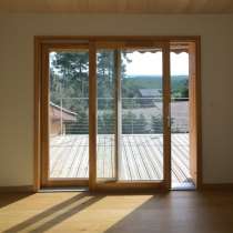 Baie Coulissante à relevage Bois gamme Oxygène 1 vantail + 1 fixe vue de l'intérieur