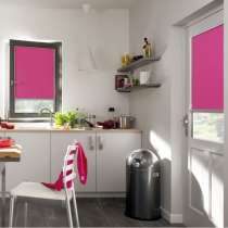 Store enrouleur d'intérieur semi-occultant entre parclose rose