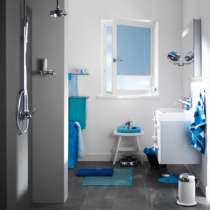 Store enrouleur d'intérieur semi-occultant entre parclose bleu vue salle de bain