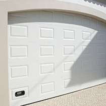 Porte de garage sectionnelle 3m50 blanche ral 9010 de côté