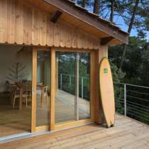 Baie coulissante bois 2 vantaux sur mesure vue depuis la terrasse