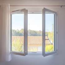 Fenêtre PVC RAL 9016 à 2 vantaux ouverture à la française avec grille d'aération
