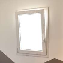 Fenêtre PVC RAL 9016 à 1 vantail oscillo-battant avec vitrage satinovo
