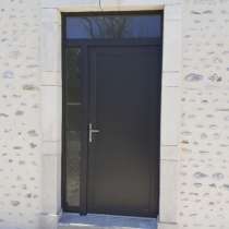 Porte entrée PVC gamme FlexyP remplissage panneau plein gris anthracite 1 vantail sur une maison en pierre avec une imposte et un latéral
