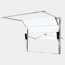 Porte de garage basculante débordante rainurée avec rails vue mécanisme de l'intérieur