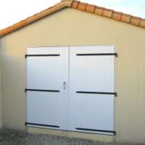 Porte de garage battante PVC ouverture extérieure 2 vantaux