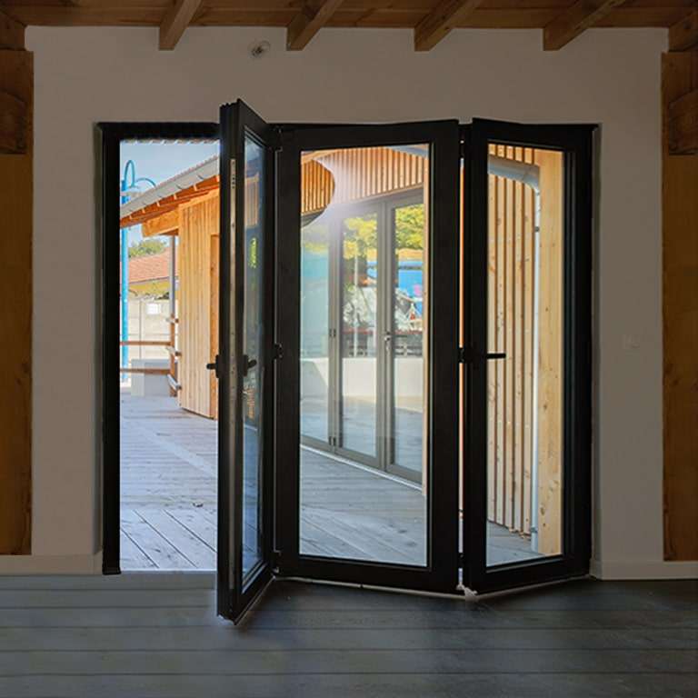 Porte pliante ALU 3 vantaux (3+0) ouverte dans un commerce