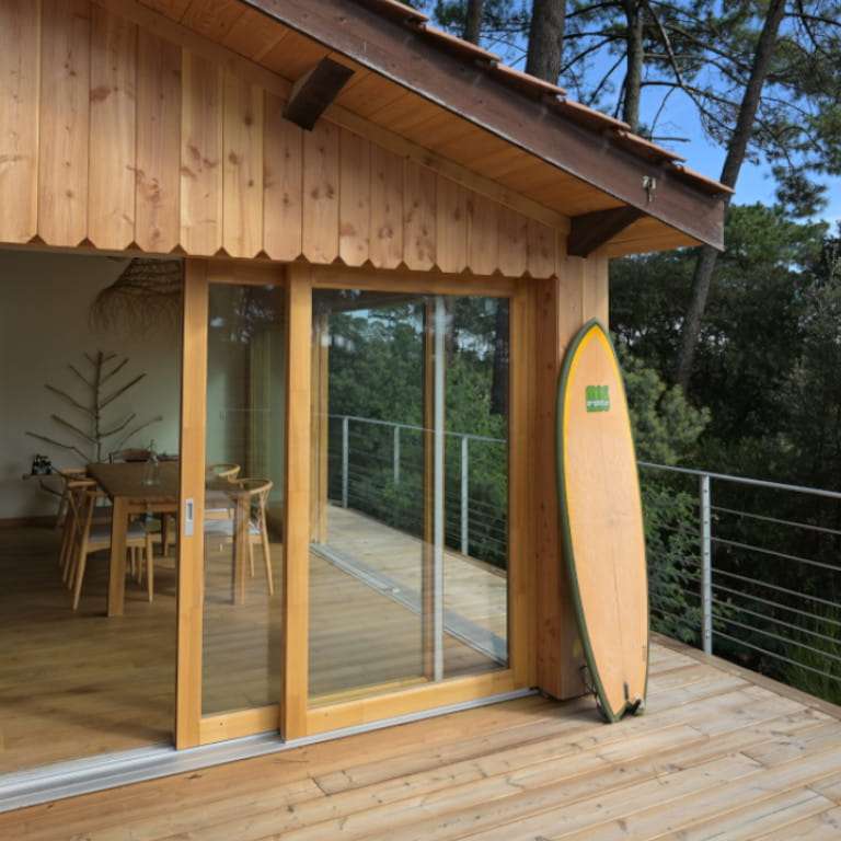 Baie Coulissante à relevage Bois gamme Oxygène 1 vantail + 1 fixe donnant sur une terrasse