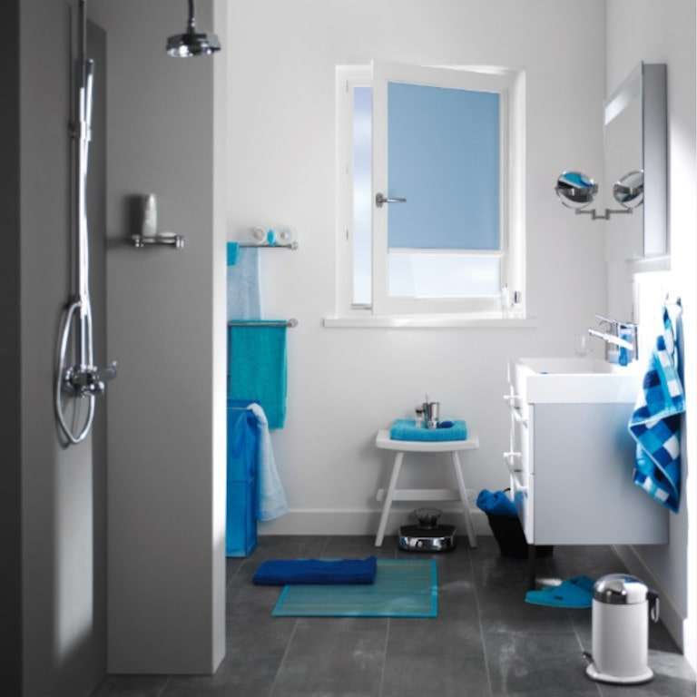 Store enrouleur d'intérieur semi-occultant entre parclose bleu vue salle de bain