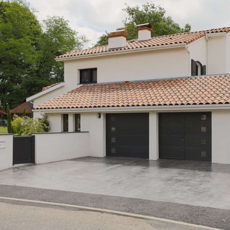 Porte de garage sectionnelle noire cote à cote