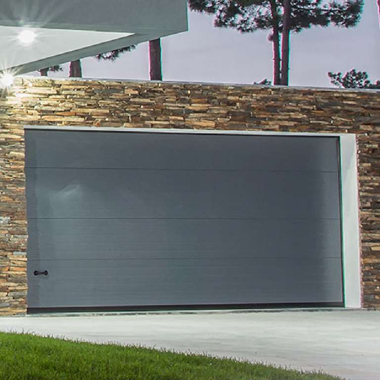 Porte de garage sectionnelle avec hublots