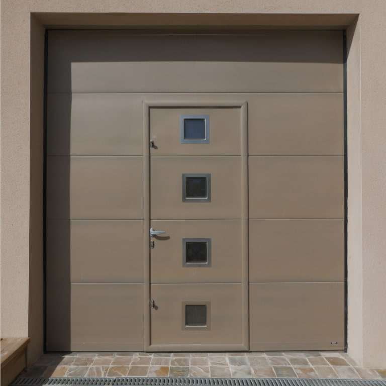 Porte de garage sectionnelle avec portillon et hublots