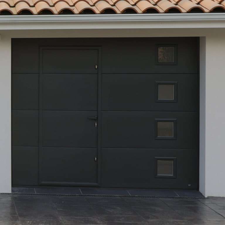 Porte de garage sectionnelle avec portillon et hublots