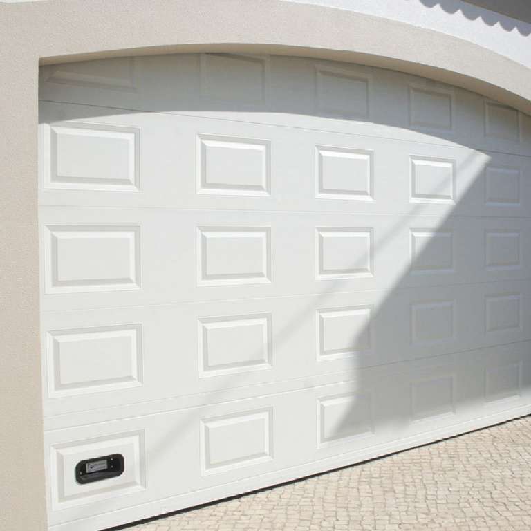 Porte de garage sectionnelle 3m50 blanche ral 9010 de côté