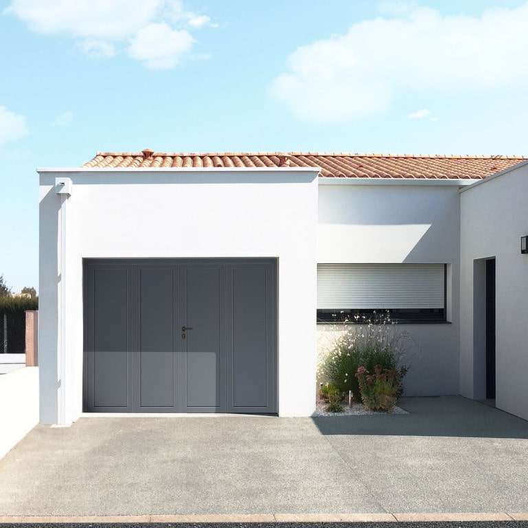 Porte de garage battante ALU à la française 2 vantaux vue extérieure panneaux lisses