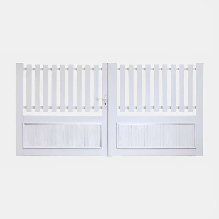 Portail PVC à battant sur mesure modèle Elise soubassement plein et haut lames verticales ajourées blanc
