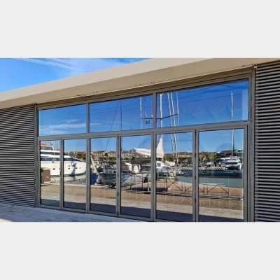 Porte pliante ALU 6 vantaux fermée dans un commerce au sein d'un port
