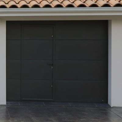 Porte de garage sectionnelle motorisée avec portillon sur mesure gris anthracite