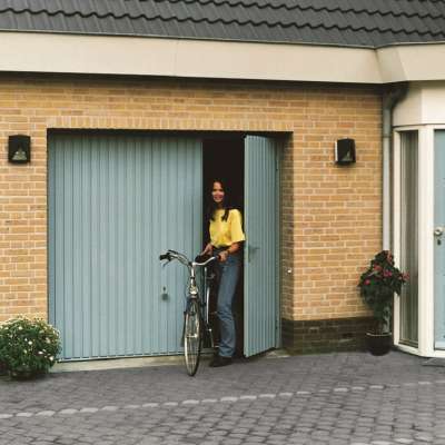 Porte de garage acier basculante avec portillon permettant le passage d'un piéton avec vélo