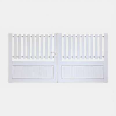 Portail PVC à battant sur mesure modèle Elise soubassement plein et haut lames verticales ajourées blanc