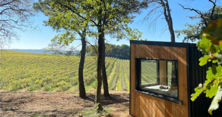 Fenêtre rectangle horizontale sur une maison en bois