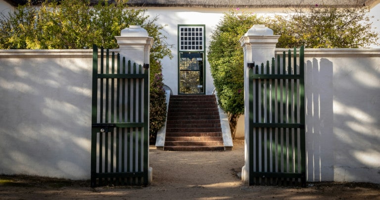 vue sur une maison avec un portail battant à l’entrée