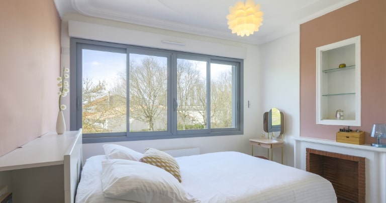 Fenêtre coulissante en PVC gris