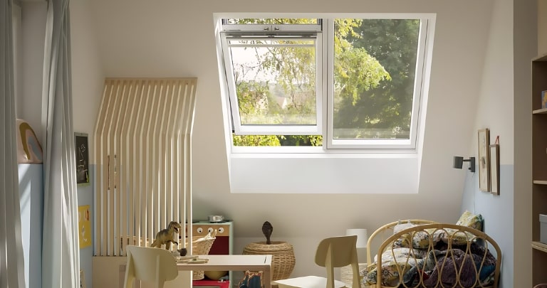 Fenêtre de toit Velux dans une salle de jeux