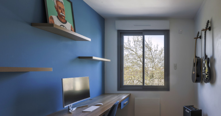 Fenêtre 2 vantaux en aluminium dans un bureau avec vue sur le jardin