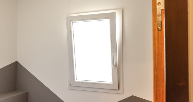 Fenêtre PVC oscillo-battante blanche pendant une rénovation