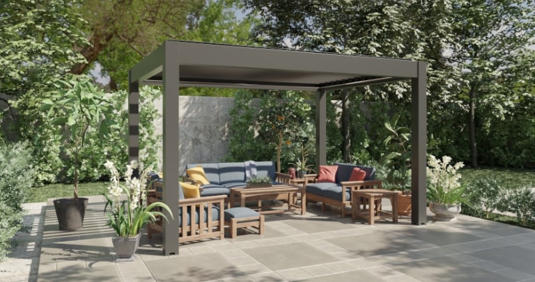 Pergola aluminium gris anthracite au cœur d'un jardin