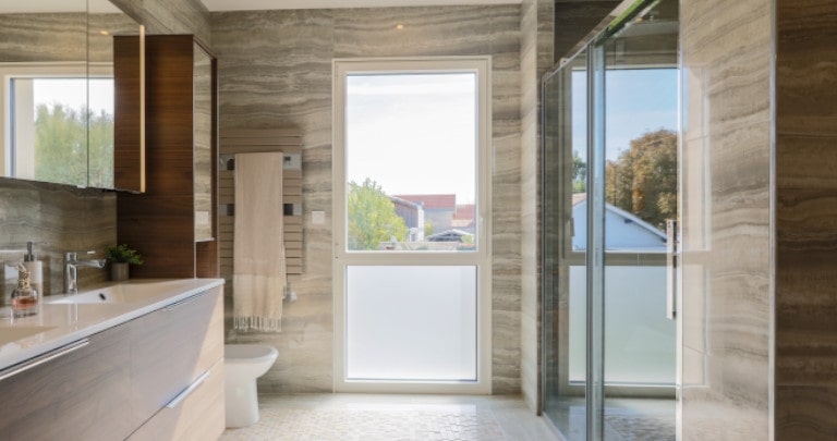 Fenêtre de salle de bain rénovée