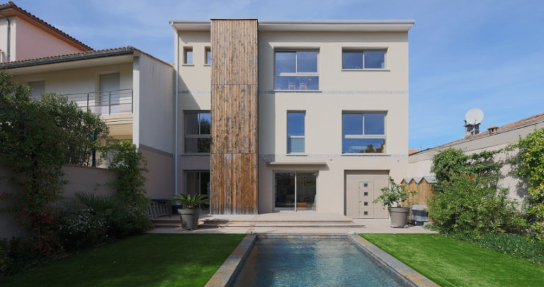 Maison avec de nombreuses menuiseries