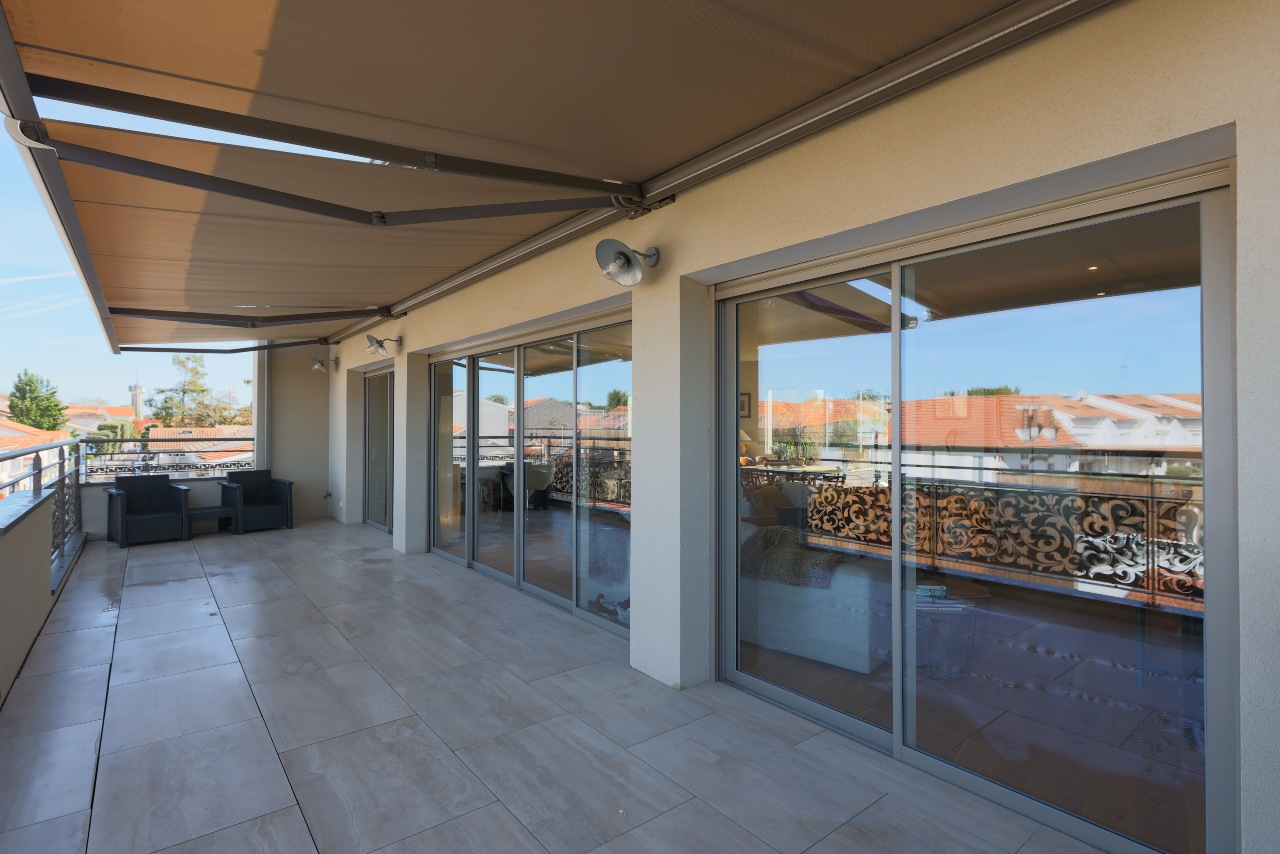 Plusieurs baies coulissantes en pvc et aluminium
