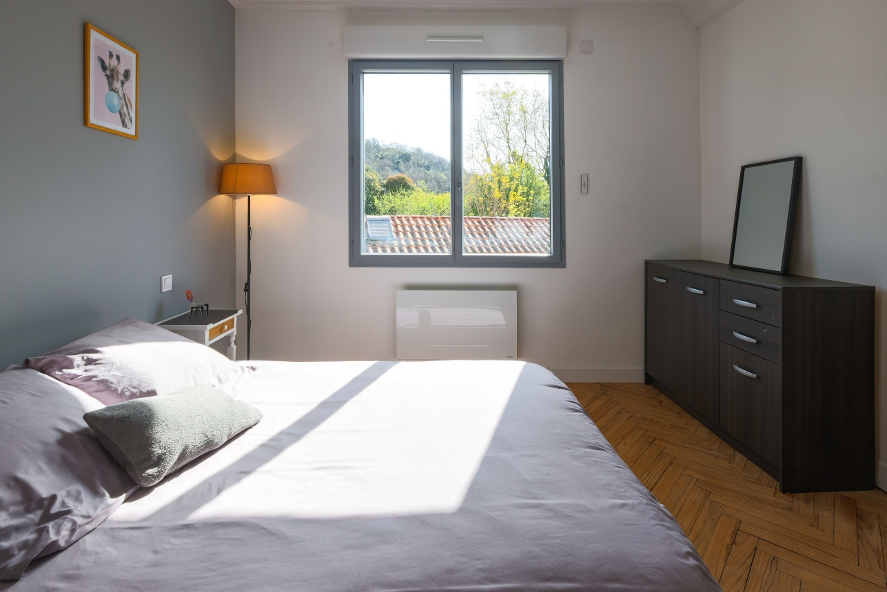 fenetre en pvc dans une chambre