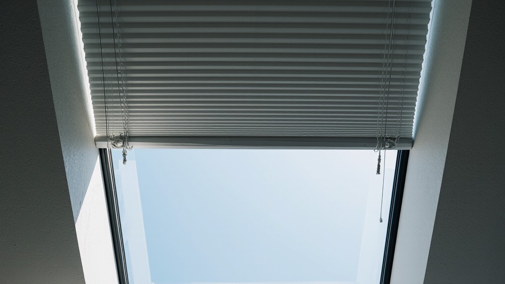 Store sur une fenêtre de toit