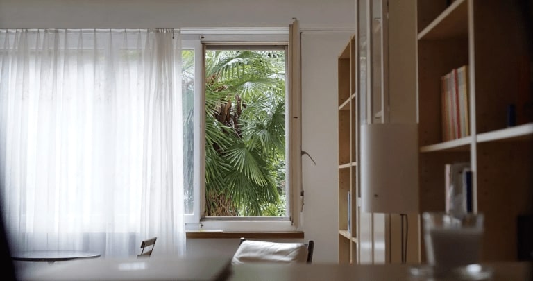 intérieur d’une maison avec une fenêtre 1 vantail ouverture à la française