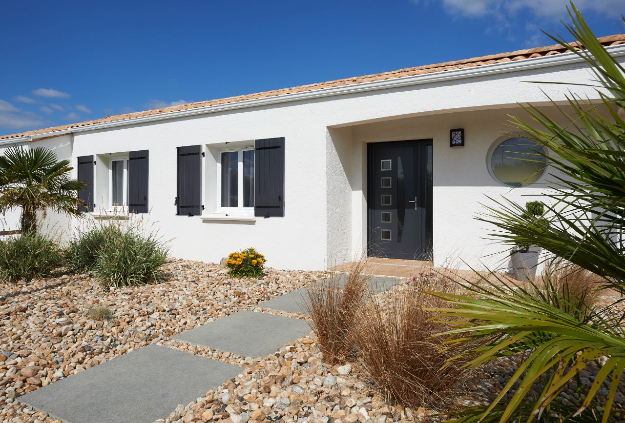 Volets battants en PVC sur une maison blanche